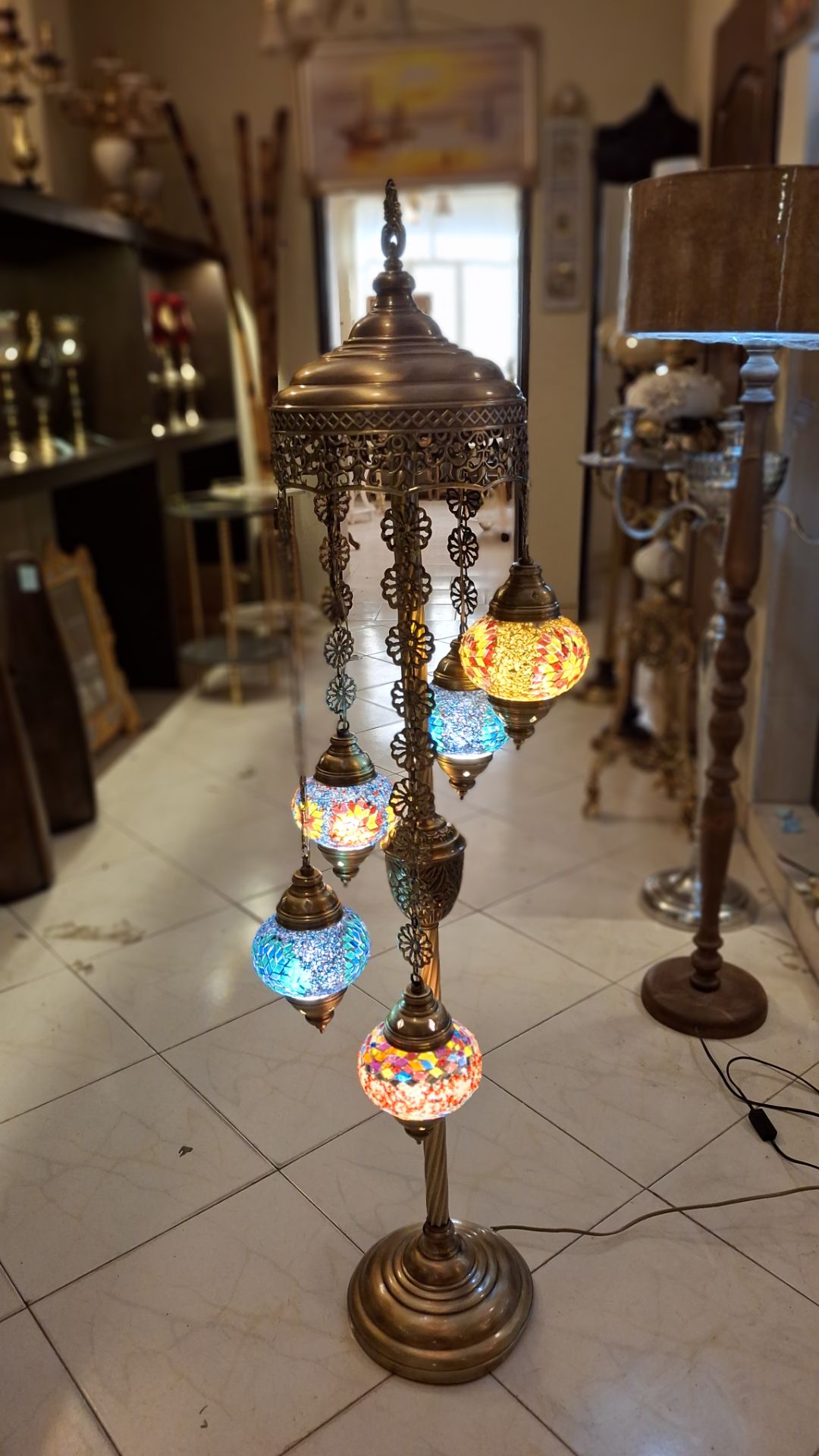 آباژور ایستاده کنارسالنی 5 حباب مراکشی