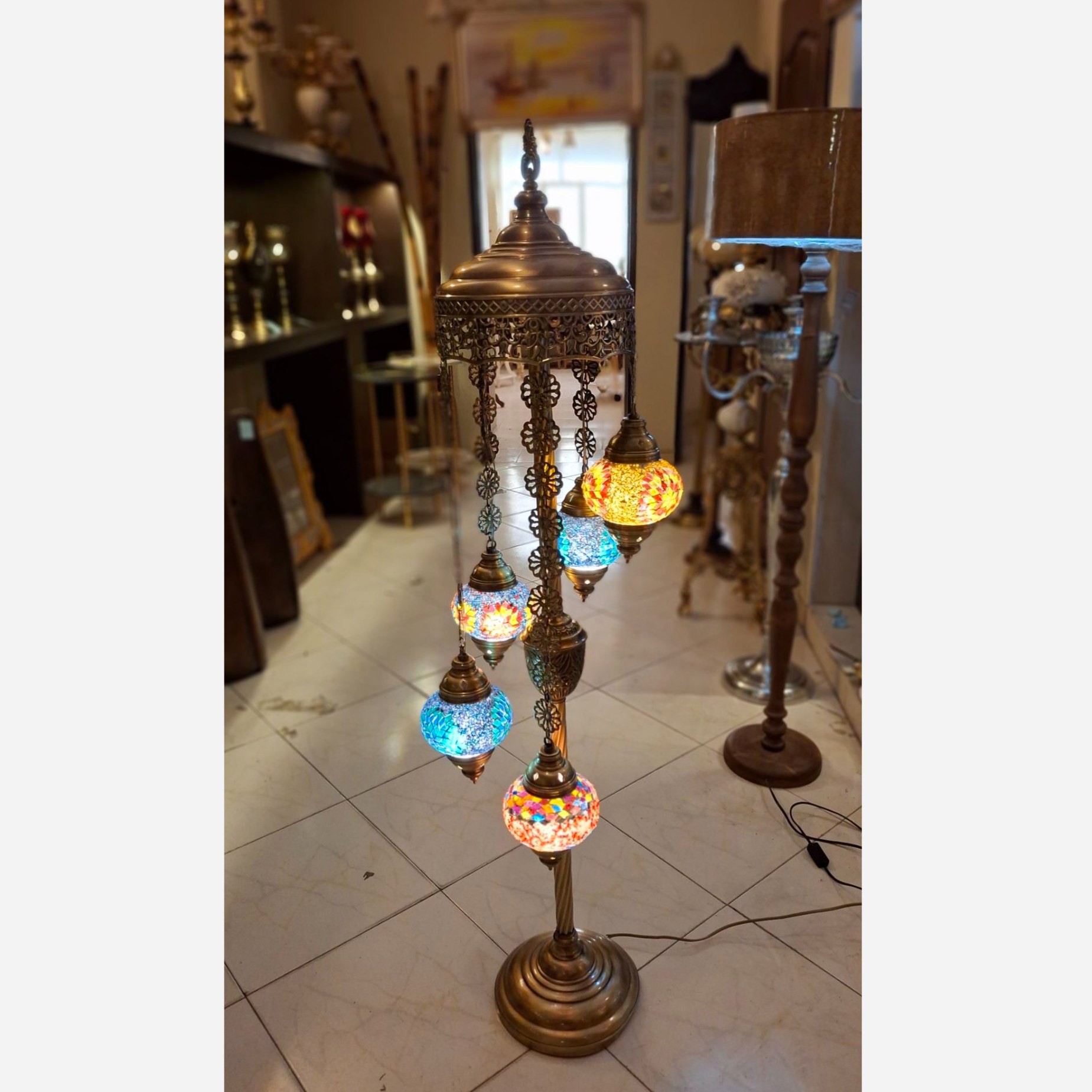 آباژور ایستاده کنارسالنی 5 حباب مراکشی
